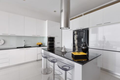 25 Fully fitted modern design kitchen
